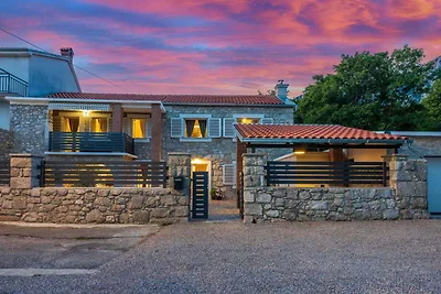 Villa mit Swimmingpool und Gartenküche mit