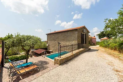 Villa mit Swimmingpool und Grillterrasse