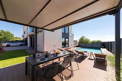 Villa mit Pool in Strandnähe