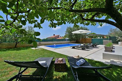 Ferienhaus mit Pool und Garten
