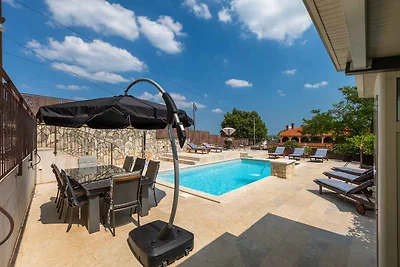 Villa mit Pool und Sonnenterrasse