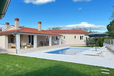 Villa mit Swimmingpool und grosser Terrasse
