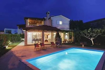 Villa mit Pool und Terrasse