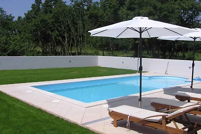 Ferienhaus mit Pool und Klimaanlage