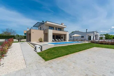 Villa mit Aussenpool