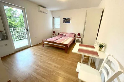 Studio mit Balkon und Klimaanlage