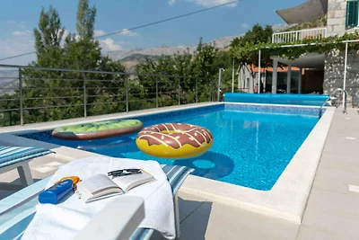 Ferienhaus mit Pool und Grill