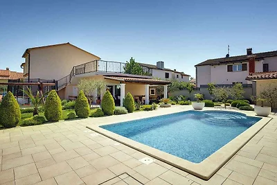 Villa mit Pool und Fitnessraum
