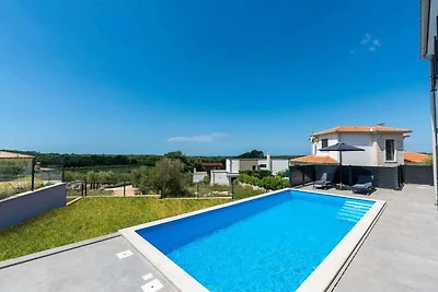 Villa mit Pool und Klimaanlage