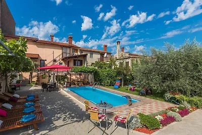 Ferienwohnung mit Pool und Garten zur gemeins