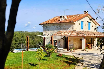 Villa mit Swimmingpool in ruhiger Umgebung