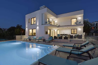 Villa mit Pool und Meerblick