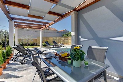 Villa mit Pool, Sonnenterrasse und WLAN