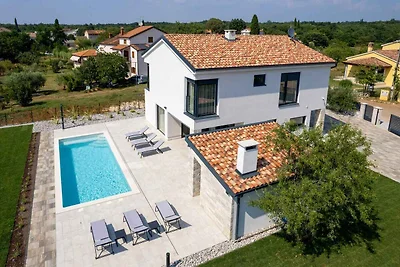 Villa mit Salzwasserpool und Klimaanlage