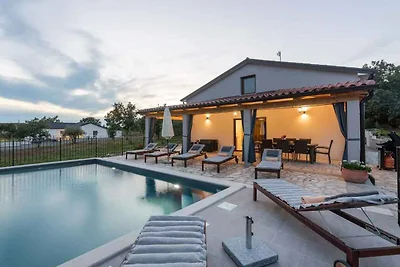 Ferienhaus Mit grossem Garten Pool