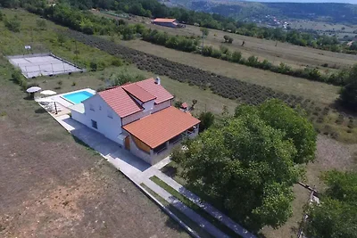 Villa mit Pool und Grillterrasse