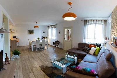 Ferienhaus mit Pool, modern eingerichtet