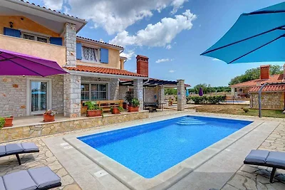 Villa mit Swimmingpool und Sonnenterrasse