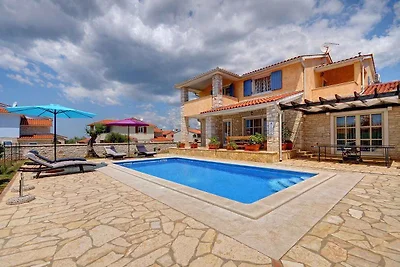 Villa mit Swimmingpool und Sonnenterrasse