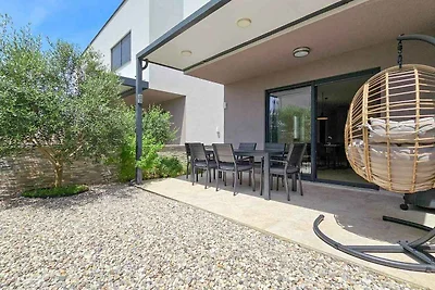 Ferienhaus mit Terrasse und Gartenmöbeln