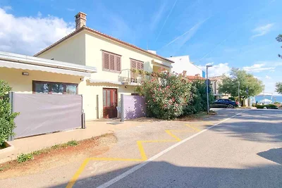 Ferienwohnung mit Terrasse mit Tisch und Stüh