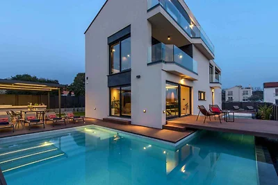 Villa mit Pool in Strandnähe