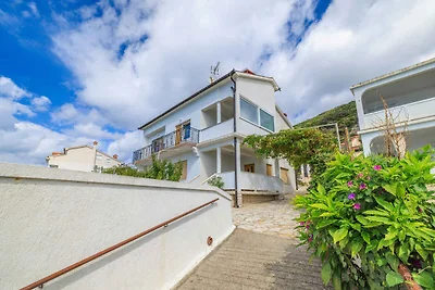 Erholsames Ferienhaus Josip R in Supetarska