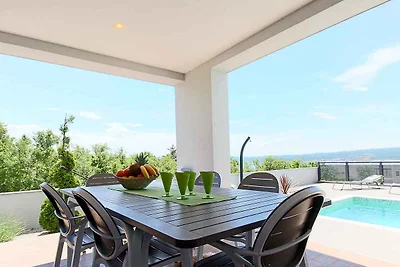 Ferienhaus mit Pool und Meerblick