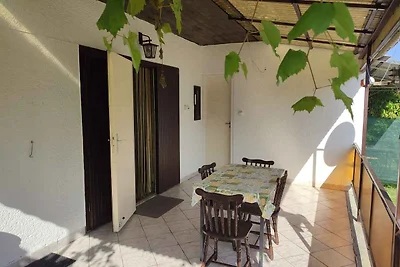Ferienhaus mit Gartenmöbeln in der Nähe vom