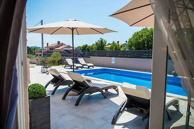 Villa mit Pool und Klimaanlage