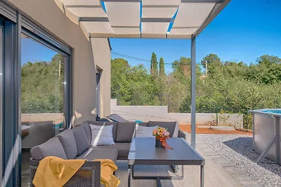 Ferienhaus mit Pool und schönem Garten