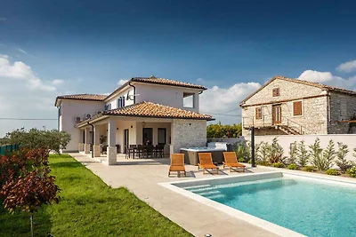 Villa mit Aussenpool und Whirlpool,