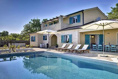 Ferienhaus mit Pool und Klimaanlage