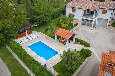 Ferienhaus mit Pool und Klimaanlage