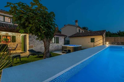 Villa mit Pool und Whirpool
