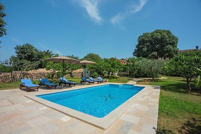 Villa mit Pool und Weinkeller