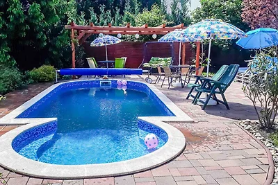 Ferienhaus mit Pool und Planschbecken