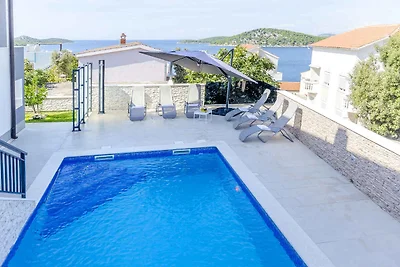 Ferienwohnung mit Pool und Meerblick