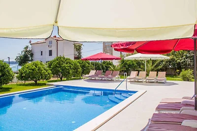 Ferienwohnung mit Pool und 80 m zum Strand