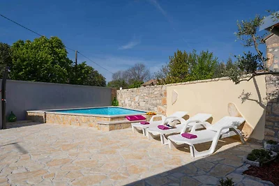 Villa mit Swimmingpool und grosser Terrasse
