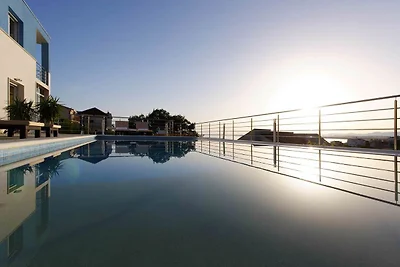 Villa mit Meerblick und Pool