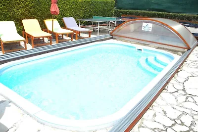 Ferienhaus mit Terrasse und Pool