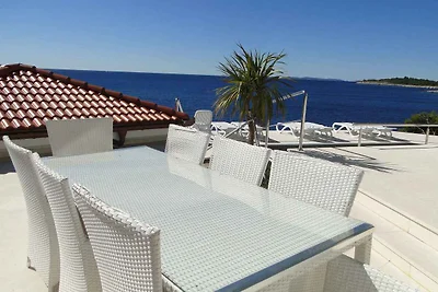 Ferienwohnung mit Pool und Meerblick