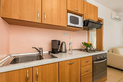 Gemütliches Ferienhaus Lucija in idyllischem