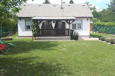 Ferienhaus mit Spielzeug im Garten