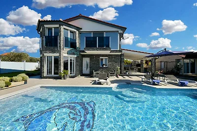 Villa mit Pool und Klimaanlage