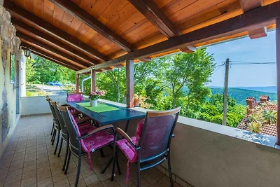 Villa mit Swimmingpool und Sonnenterrasse mit