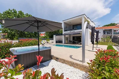 Villa Lucia mit Whirlpool und privatem Pool i
