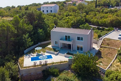 Villa mit Pool in einer ruhigen Gegend in der