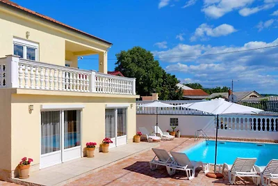 Ferienhaus mit Pool und Klimaanlage
